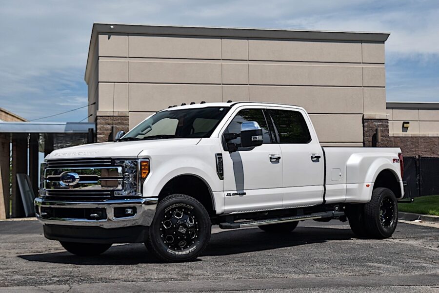 Ford F-350 Lug Nut Size & Torque Specs