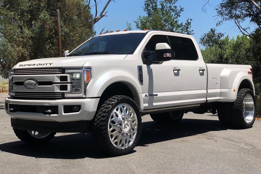 Ford F-450 Lug Nut Size & Torque Specs