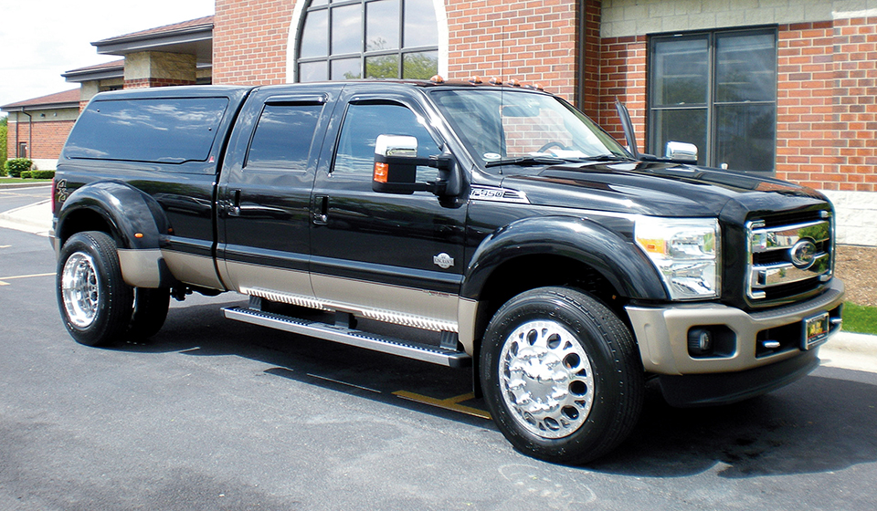 Ford F-450 Lug Nut Size & Torque Specs