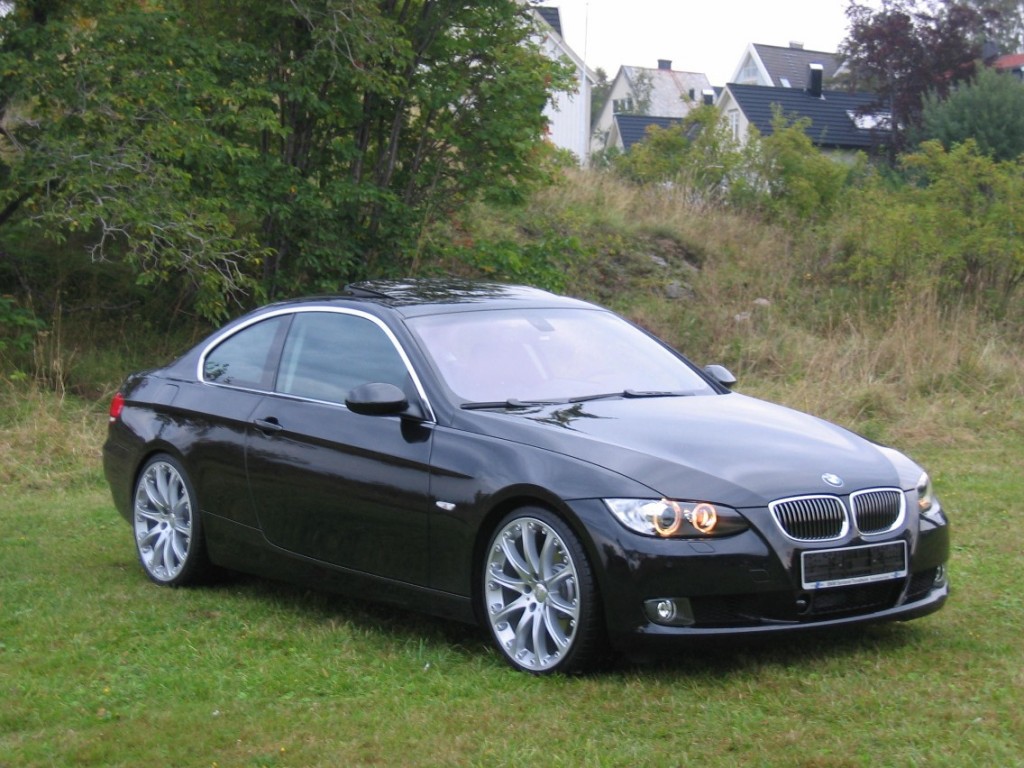 BMW 325i Lug Nut Size & Torque Specs